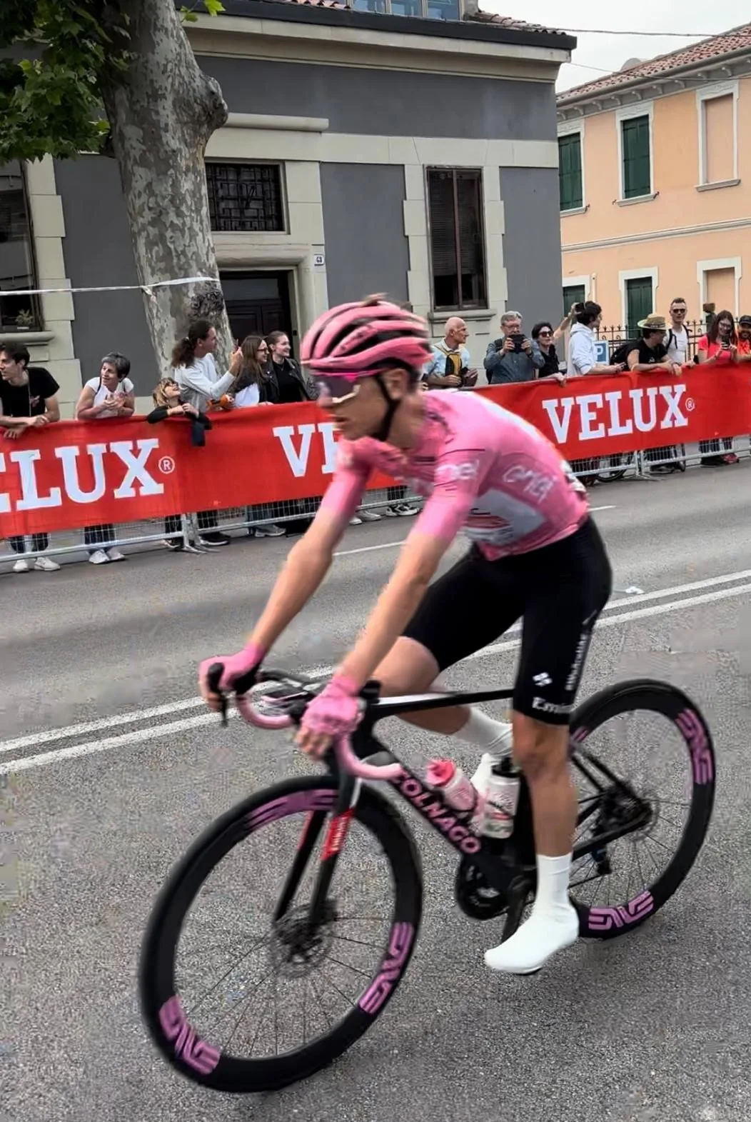 Le cycliste slovene Tadej Pogacar en maillot rose lors du Giro d'Italia 2024